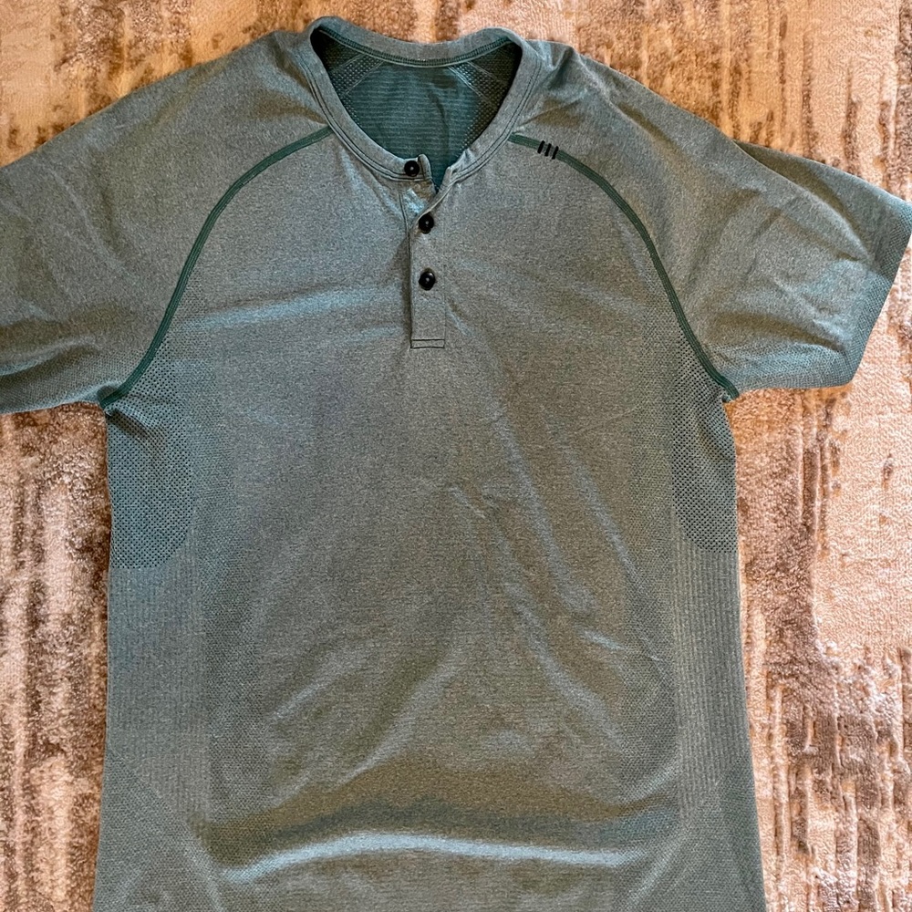 Authentic Lululemon men’s athletic shirt